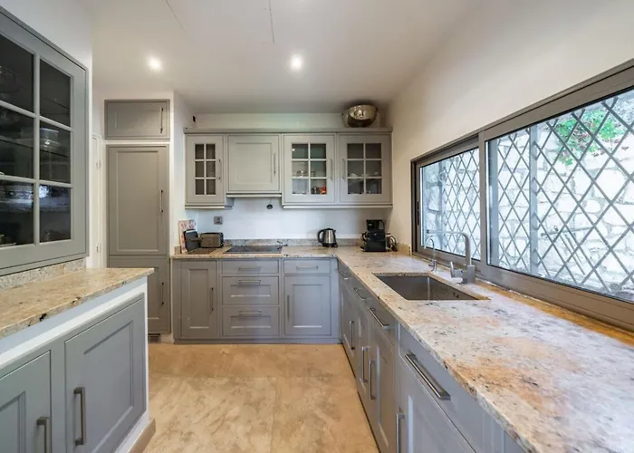 Charming Nestled In The Hills Of Nyaraló Cannes