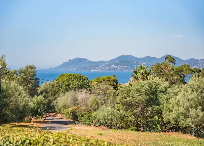 Nyaraló Charming Nestled In The Hills Of